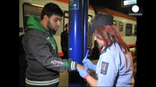  La police tchèque n&rsquo;écrira plus des numéros d&rsquo;identification sur les mains de migrants