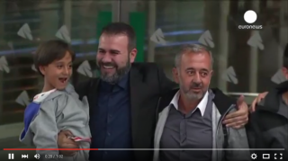  Le réfugié victime du croche-pied de la cameraman hongroise accueilli en Espagne