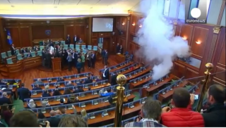  Kosovo : l&rsquo;opposition répand encore du gaz lacrymogène dans le Parlement
