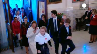 Justin Trudeau prête serment : le jeune Premier ministre canadien affiche un nouveau style