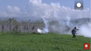  La police tire des gaz lacrymogènes contre des migrants à Idomeni