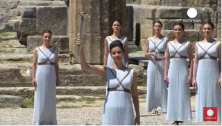 La flamme olympique allumée : elle passera par un centre de réfugiés