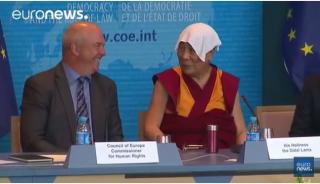  Strasbourg : Le Dalaï Lama fait son show