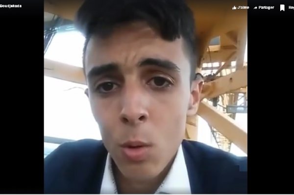 Ismaël Boudjekada se perche sur une grue pour se faire entendre
