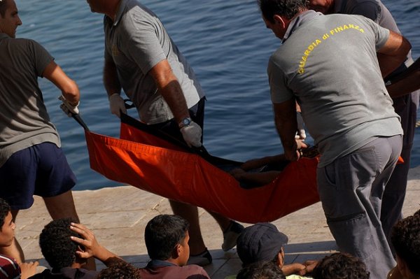 Migration. Arrivée en Sicile de centaines de naufragés et de 52 corps trouvés dans les cales d’un bateau