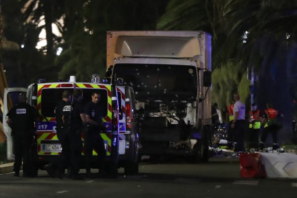 Nice : un camion fonce sur la foule : au moins 84 morts