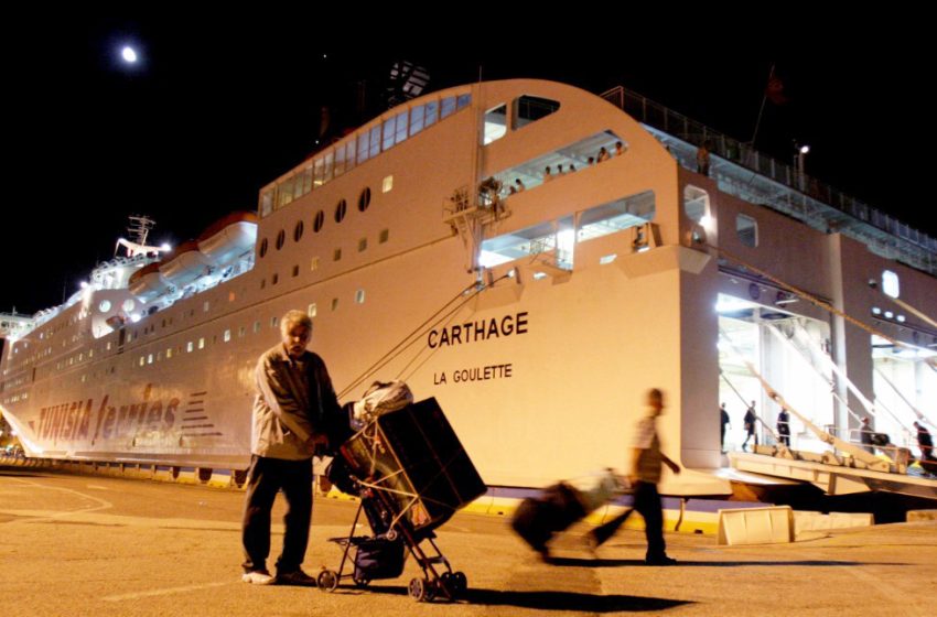 Des passagers embarquent à bord du ferry Carthage pour rejoindre la Tunisie depuis Toulon.