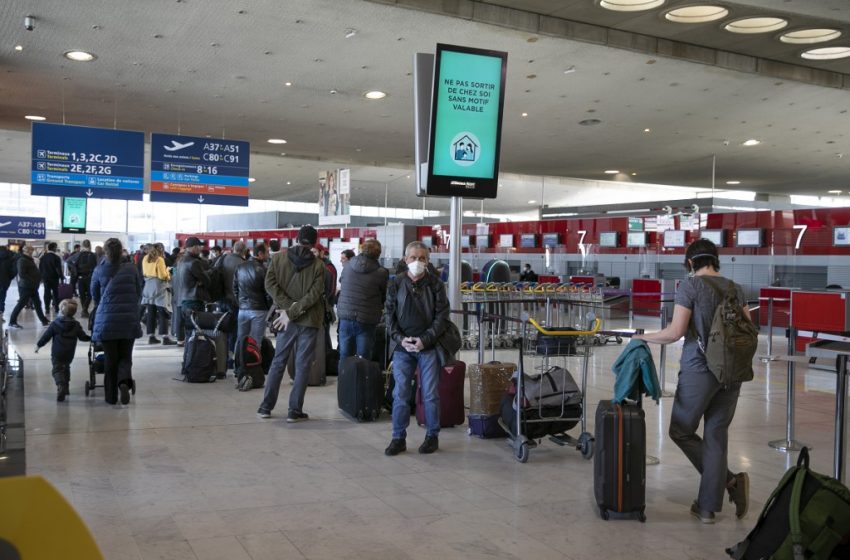 Des étrangers restent bloqués à l’aéroport