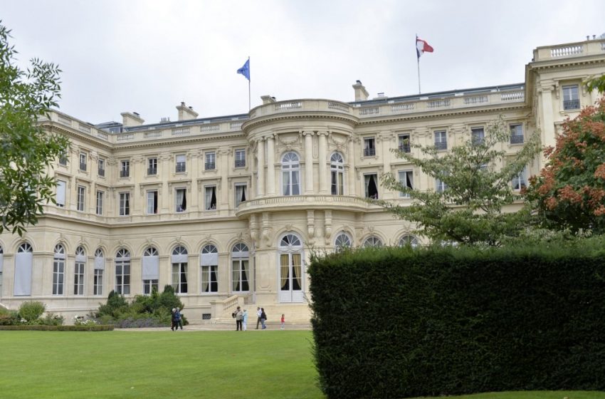 Grandes manœuvres et petits bénéfices – Notre ami le président