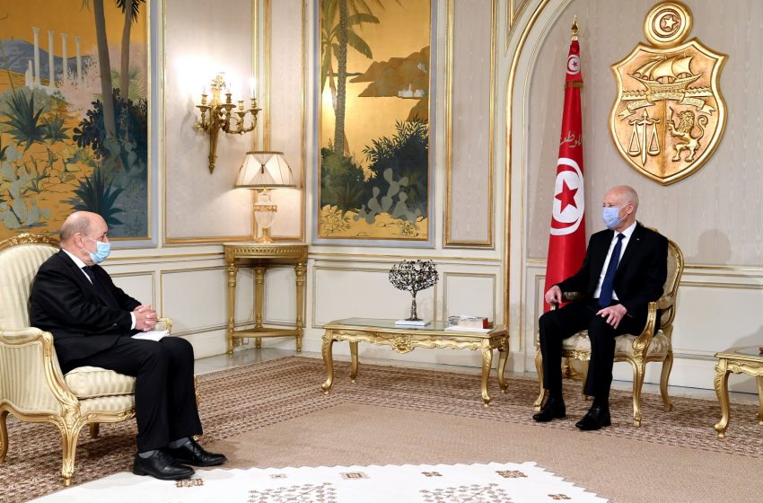 Terrorisme, Libye et aides économiques au menu de la visite de Le Drian à Tunis