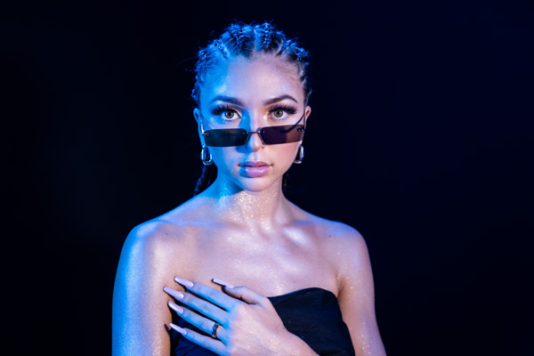 Eva Queen, chanteuse et modèle de la jeunesse en France