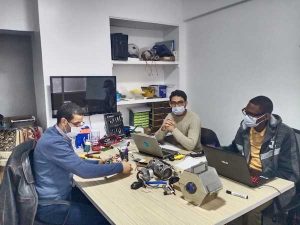 L'équipe de Life Engineering qui a créé le distributeur de gel hydroalcoolique connecté