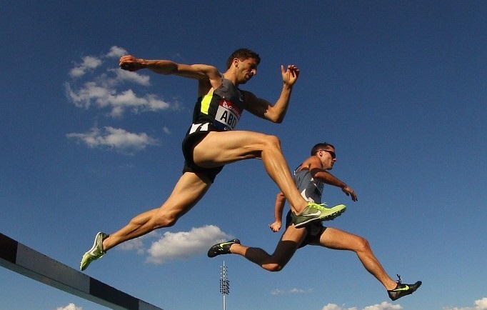 MELBOURNE, AUSTRALIE - 06 AVRIL 2013: Youcef Abdi et James Nipperess de l'Australie s'affrontent dans le 3 000 mètres steeple hommes lors de la Melbourne Track Classic 2013 au Parc olympique le 6 avril 2013 à Melbourne, Australie.