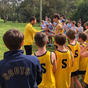 Youcef Abdi remettant des trophées à de jeunes coureurs.