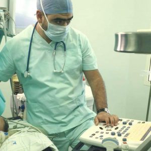 Le Dr Chemlal au sein du service réanimation