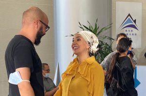 Série Tv : le réalisateur Chaouki Elofir et son actrice Samia Akariou dans Bab el Bahr