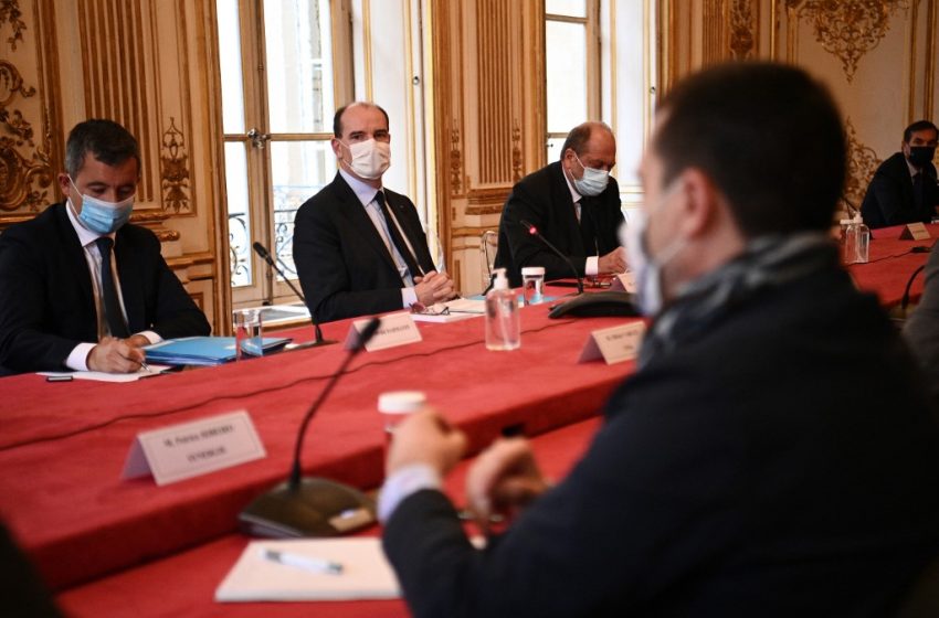 Violences contre les policiers : Jean Castex durcit les peines