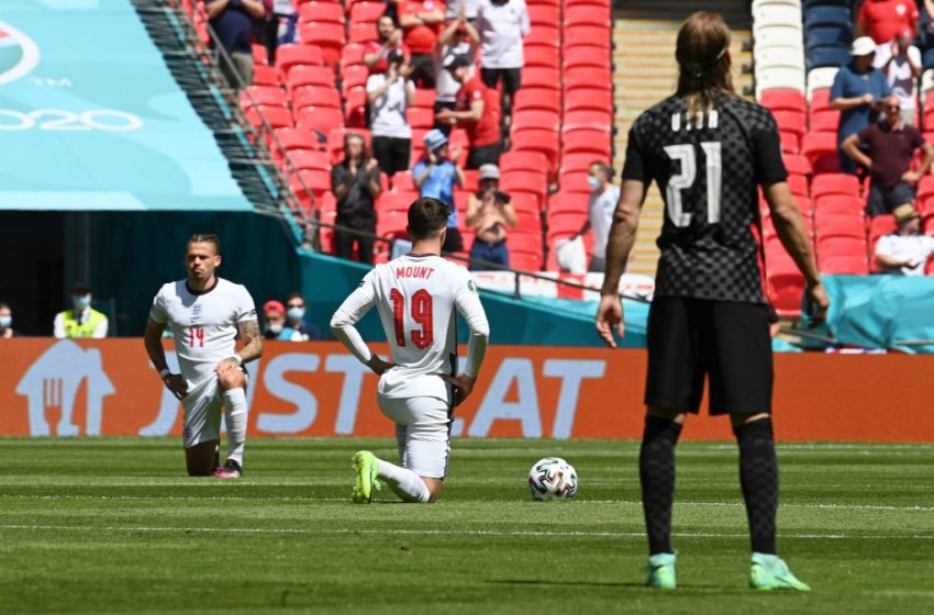Football : les Bleus, genou or not genou à terre ?