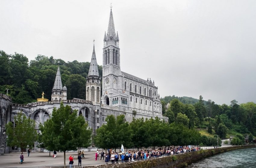 Edito – Lourdes : Macron en pèlerin VIP