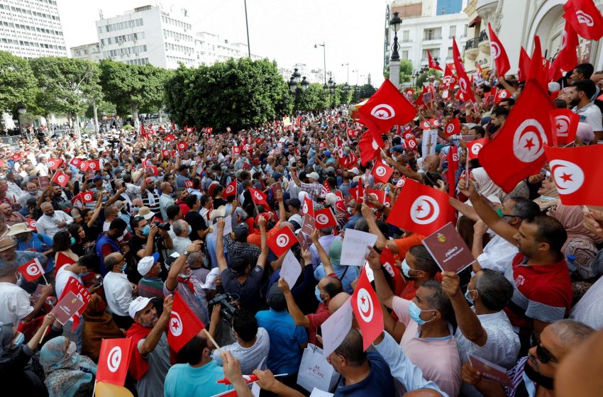 Des Tunisiens manifestent contre les récentes mesures présidentielles