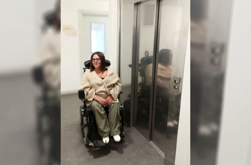 Raja Yamani, en fauteuil roulant, bloquée chez elle à cause des pannes répétées de son ascenseur