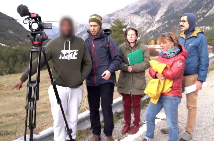 Équipe de Border Forensics recueillant le témoignage d’un compagnon de route de Blessing Matthew