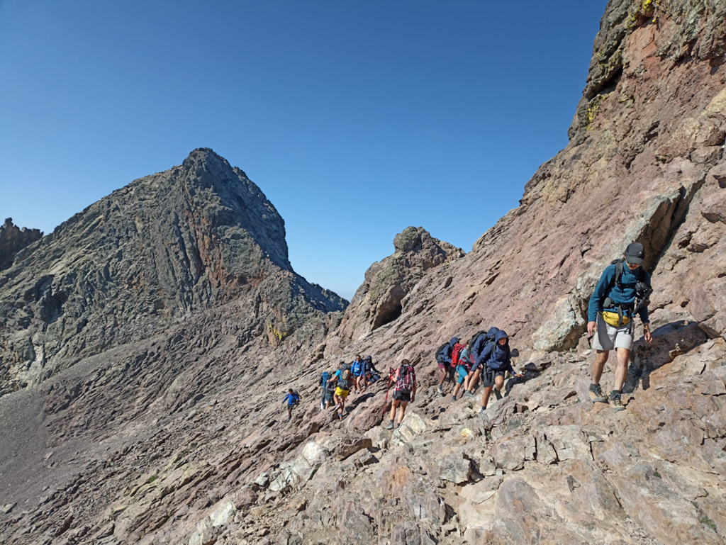 Des collégiens participent à une randonnée dans le massif du Monte Cinto en Corse.