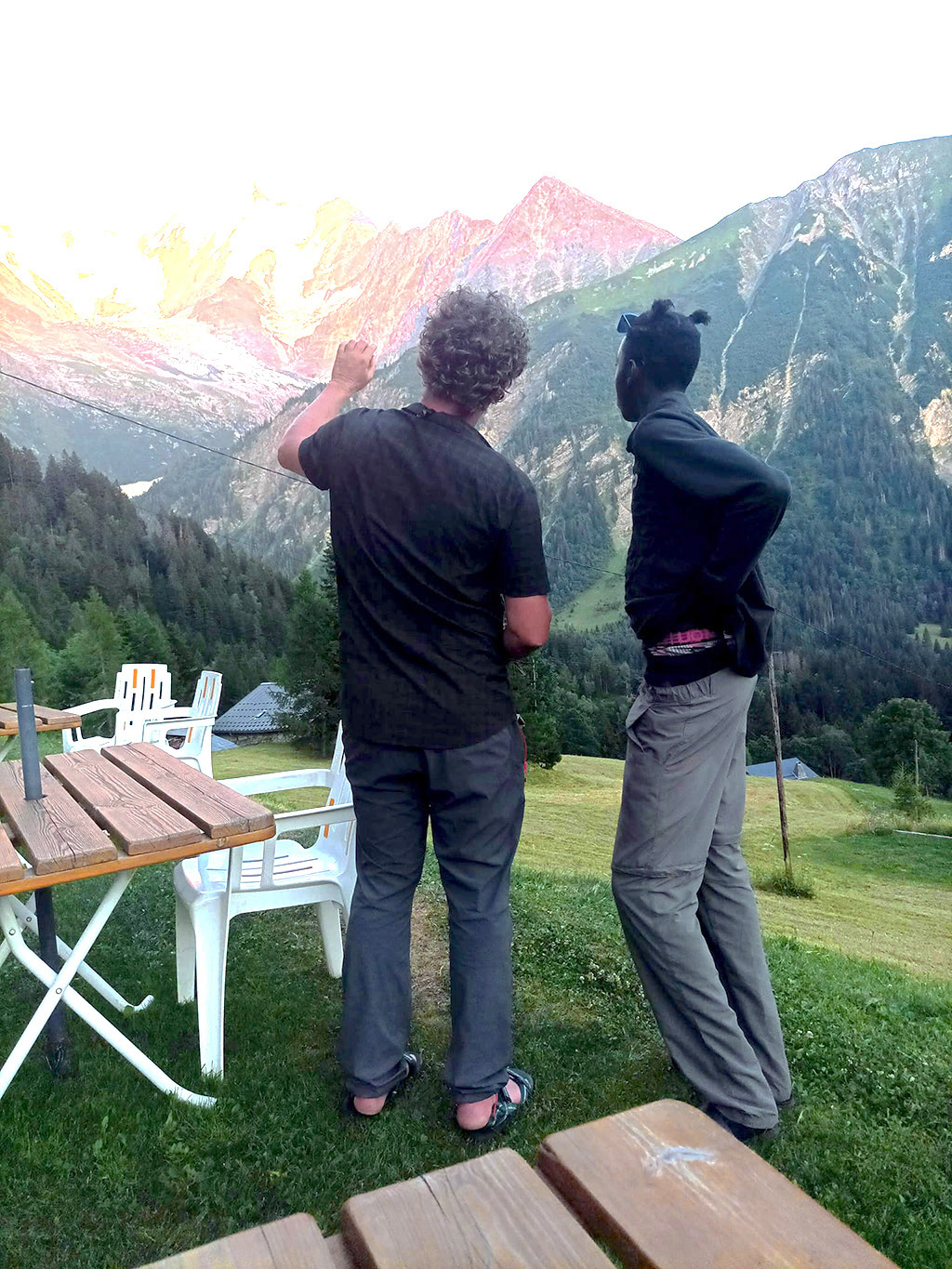 Un jeune pris en charge par la Protection judiciaire de la jeunesse échange avec un éducateur pendant la dernière étape d'une randonnée dans les Alpes.