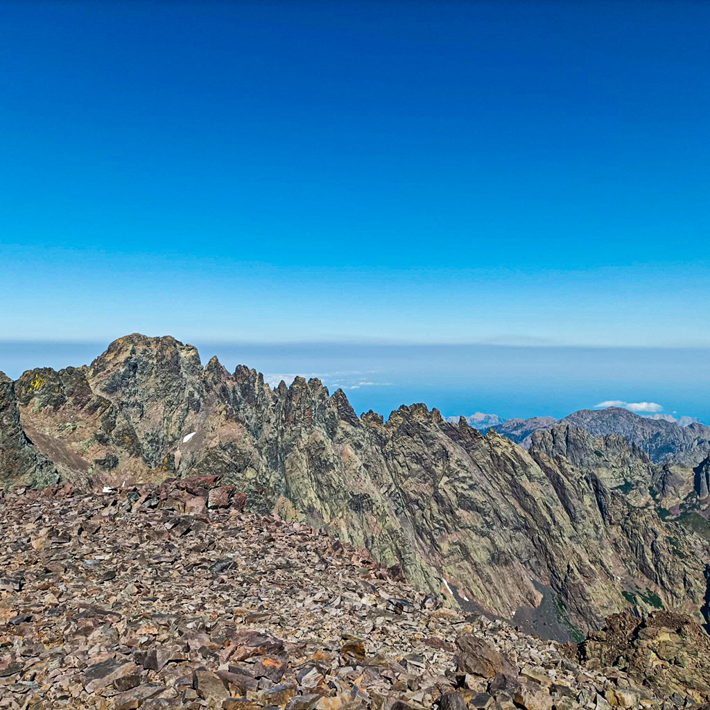 Vue panoramique sur les montagnes du massif du Monte Cinto en Haute-Corse.