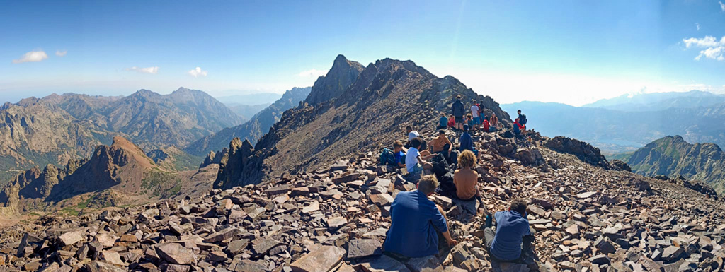 Des collégiens font une pause au sommet du Monte Cinto après plusieurs heures de marche.