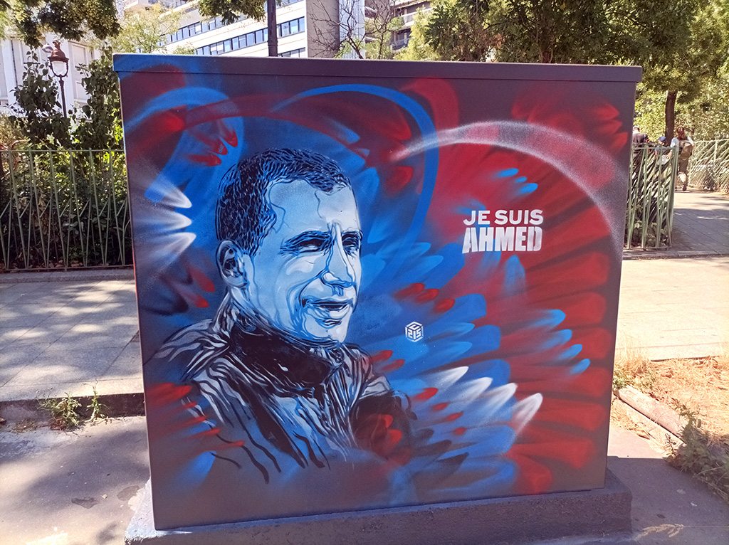 La plaque en hommage au policier Ahmed Merabet, tué par l'un des frères Kouachi, une nouvelle fois vandalisée
