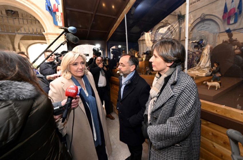  Robert Ménard contraint de retirer sa crèche de Noël à Béziers