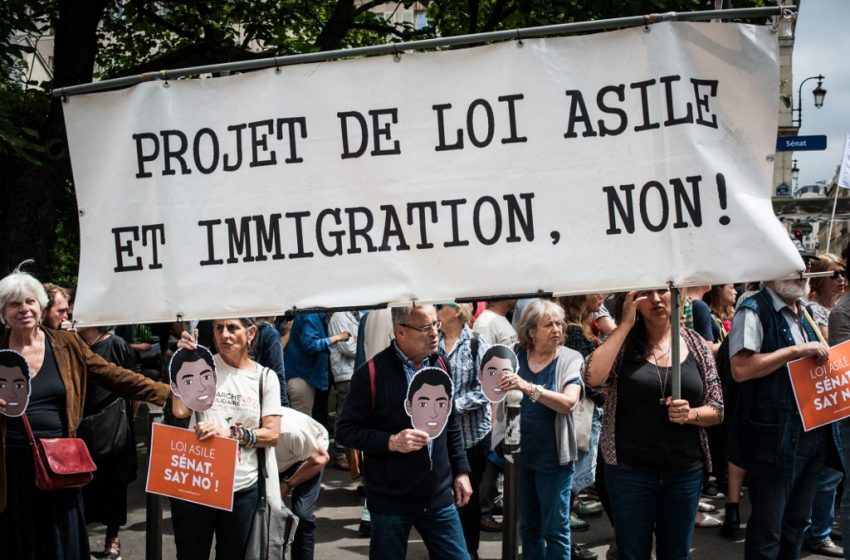 Projet de loi immigration : une tribune dénonce une loi « utilitariste et répressive »