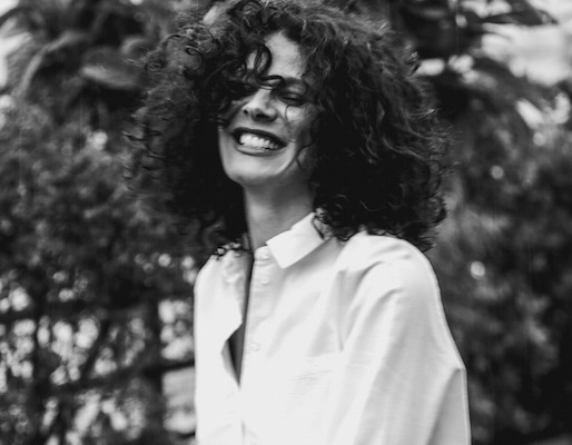 Kahina Carina : la présence tout en douceur