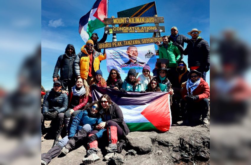 19 alpinistes palestiniens ont gravi le Kilimandjaro en soutien à Salah Hamouri, expulsé de sa terre par Israël