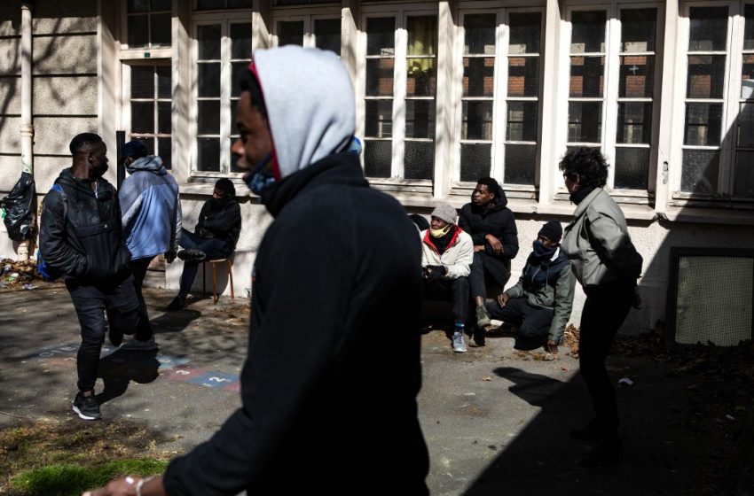 500 mineurs isolés dans une école du 16e : l’Etat reste muet