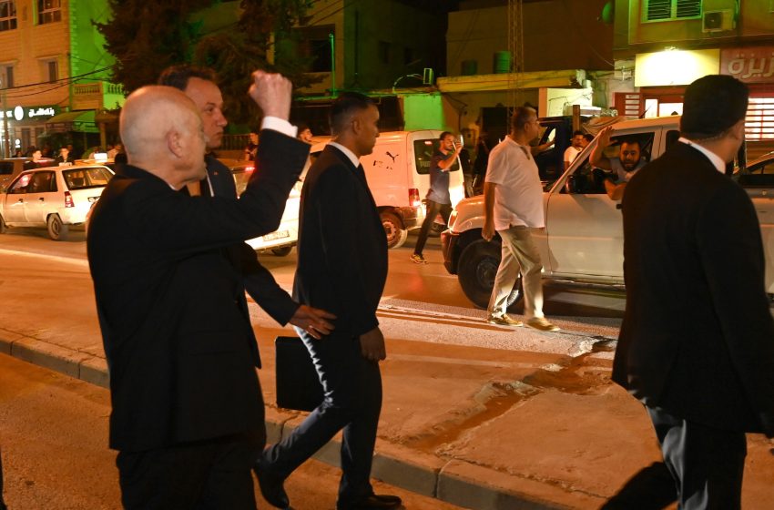 Bain de foule nocturne sur fond de Palestine pour Kais Saïed