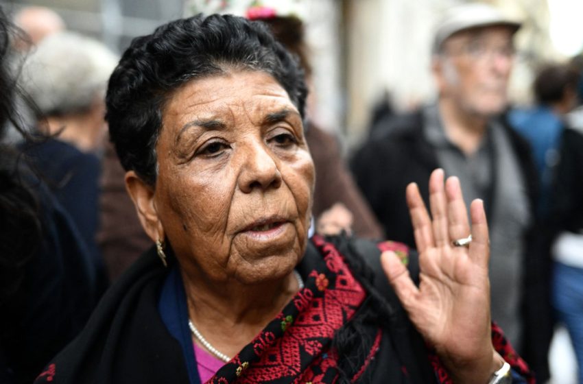 La militante féministe palestinienne de Gaza Mariam Abou Daqqa arrêtée par la police à Paris