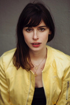 Bérengère Mc Neese, cocktail détonnant de comédie