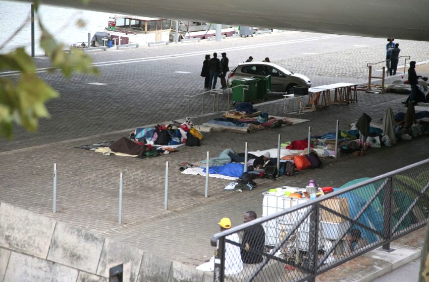 Un campement évacué à Paris, des migrants transférés en régions