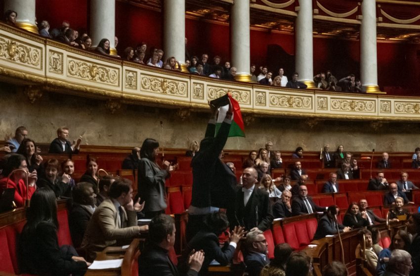Drapeau palestinien à l’Assemblée : « un geste fort », une sanction et des réactions