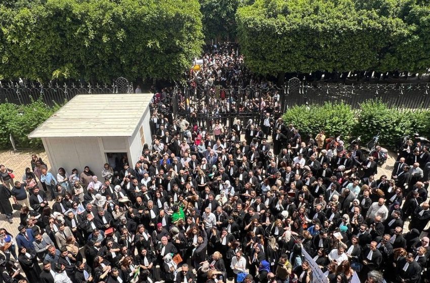 Des centaines d’avocats manifestent à Tunis