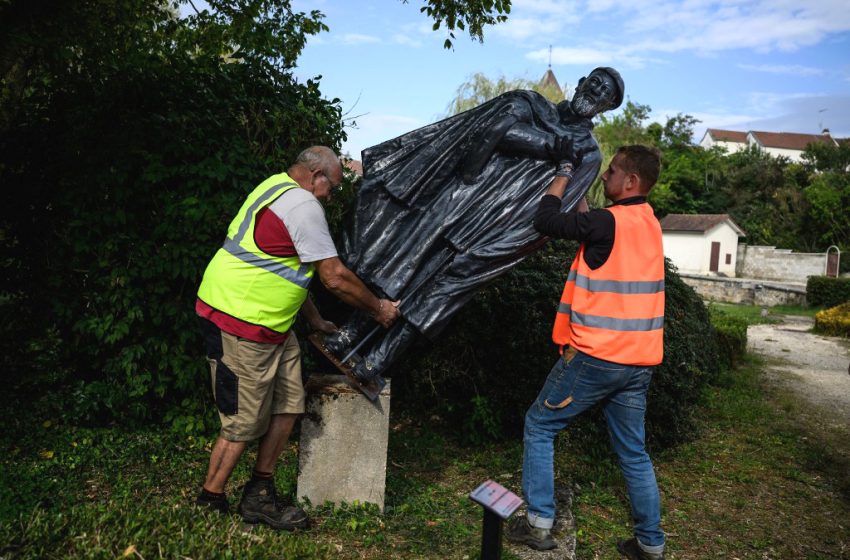 Une statue de l’abbé Pierre déboulonnée dans un fief d’Emmaüs