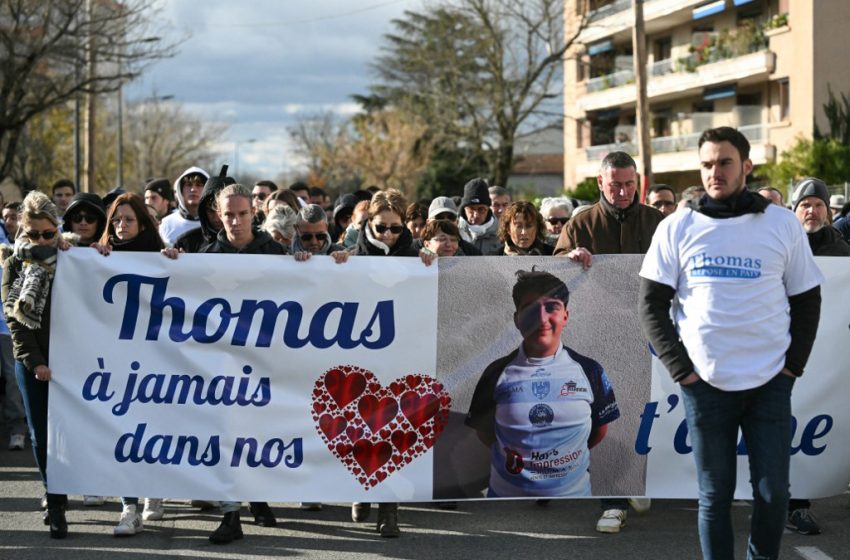 Participants à une marche blanche en hommage à Thomas Perotto à Romans-sur-Isère