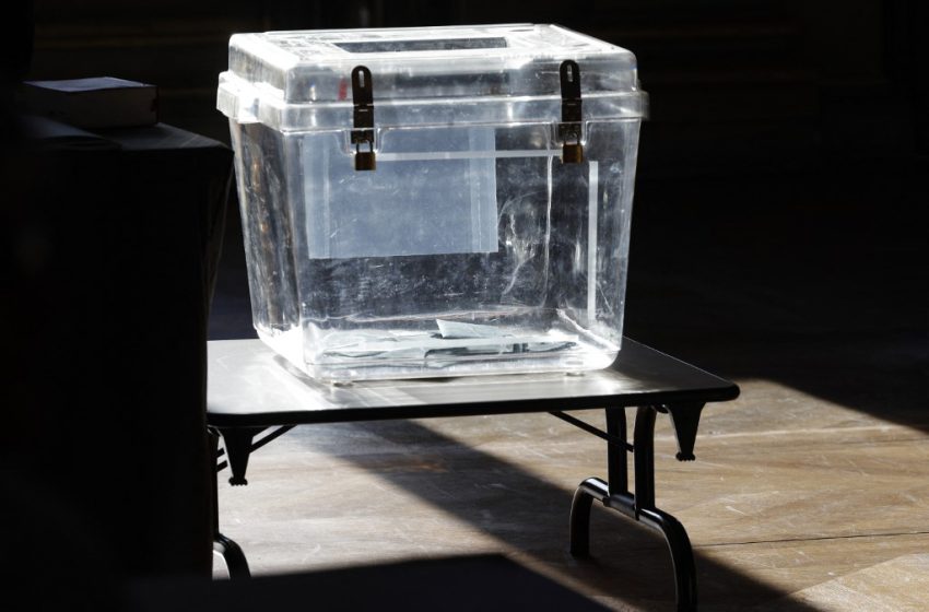 Urne électorale illustrant la participation citoyenne en politique