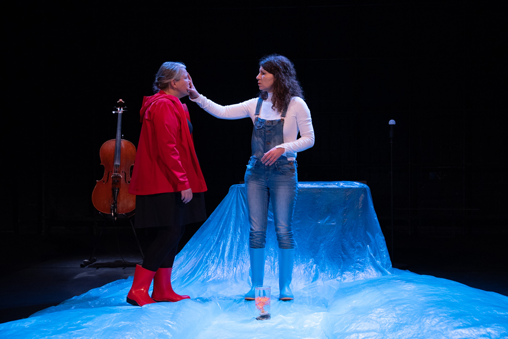 Théâtre. Dans Esquif (à fleur d’eau), Anaïs Allais Benbouali conte les