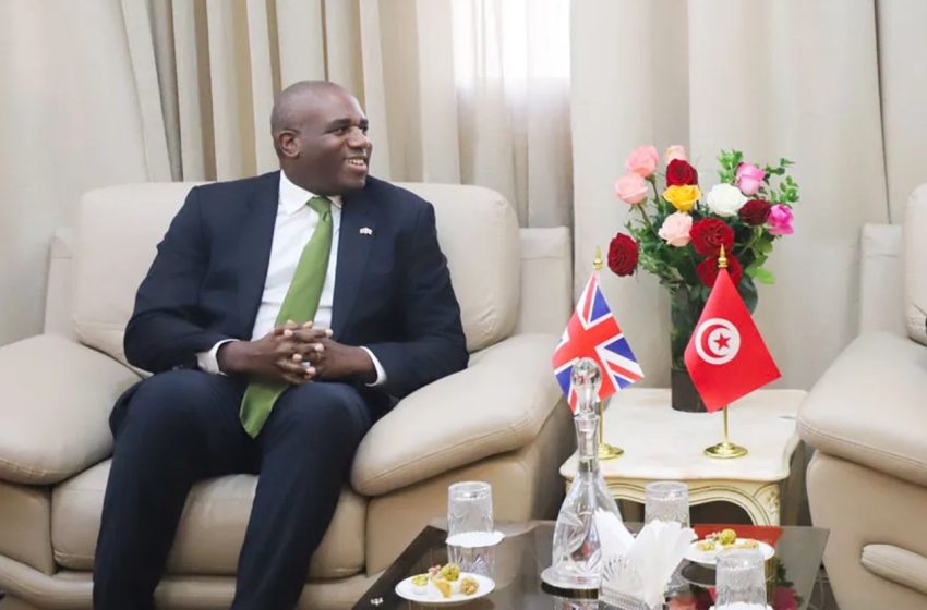 Un ministre britannique publie une vidéo controversée suite à sa visite en Tunisie