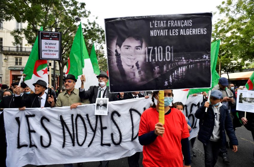  Paris. Un rassemblement en mémoire des victimes algériennes du 17 octobre 1961 sur le pont Saint-Michel
