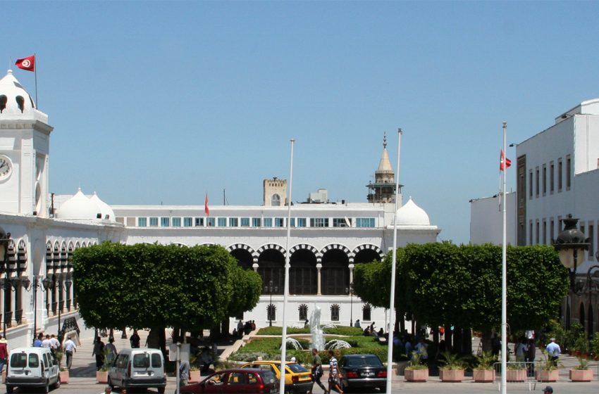  Tunisie. Le gouvernement prévoit de recruter et de régulariser 52 000 fonctionnaires en 2026