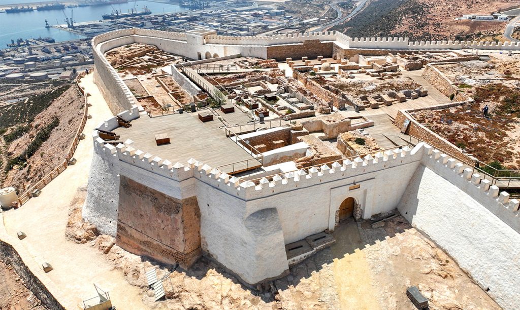 Réhabilitation de l’entrée post-fouilles archéologiques de la forteresse d’Agadir Oufella.